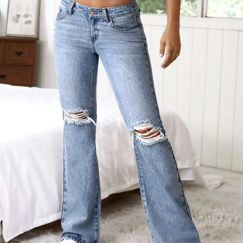 Lågmidjade Jeans från SHEIN. Aldrig använda, jätte fin kvalite och rejält jeans material Storlek M, men små i storleken så dom är som S Nypris 280kr . Jeans & Byxor.