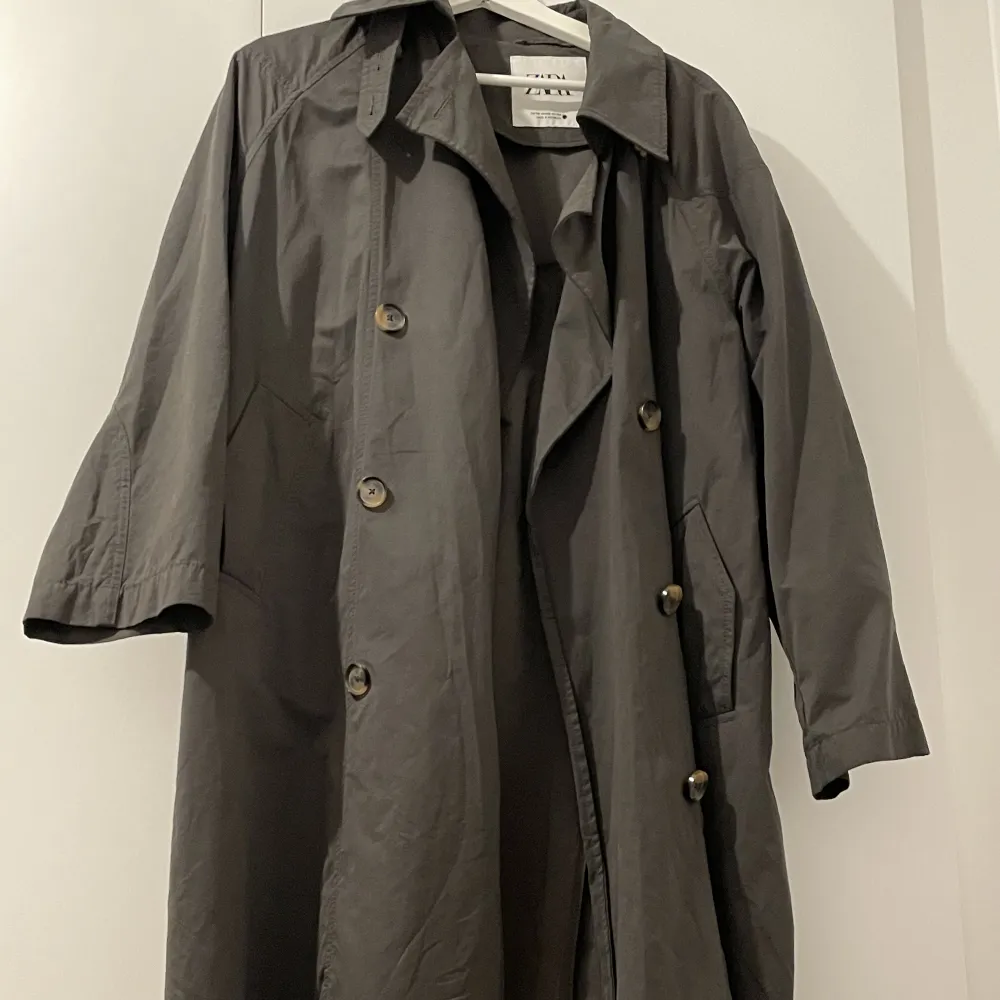 Helt ny, trendig trenchcoat från zara, använd en gång. Oversized i modellen. Jackor.