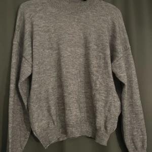 Tröja  - Säljer denna för den var för liten, den står som en L men sitter som S. 