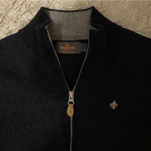 Morris tröja - Morris tröja i storlek M men sitter som S. Den är försiktigt använd och passar till allt. 