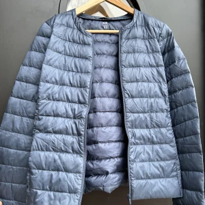 Uniqlo ultra light down  - Tunn blå dunjacka från Uniqlo. Perfekt att till exempel ha under en kappa. Superlätt att ta med i handväskan då den går att få liten. Storlek S men skulle säga en XS. Använd ca 15 gånger. Snygg blå färg. Nypris 799 kr.
