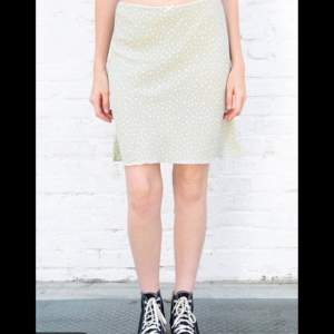 Lågmidjad kjol från brandy Melville i one size (skulle uppskatta xs-m beroende på hur man vill att den ska sitta. Sparsamt anvönd, inga defekter. TRYCK INTE PÅ KÖP NU🌸