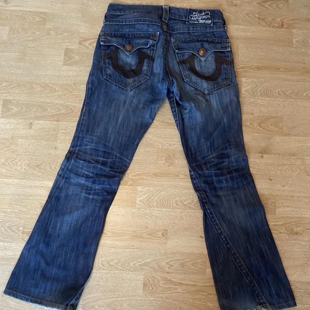 super snygga true religions jeans som tyvärr är för små för mig!. Jeans & Byxor.