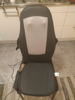 StolMassagedyna  - Massagedyna vet inte mycket om. Jag har provat koppla in så lysser och vibration komma gång sen har jag inte provat mer Massage i 3D Avslappnande massage Värmefunktion Fjärrkontroll 3 program Säljes i befintligt skick Ingen retur eller ångerrätt.