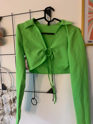 Grön långärmad topp - Cool grön topp från H&M, aldrig använd!