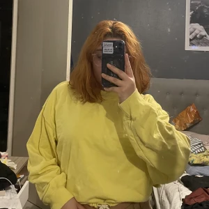 Gul sweatshirt - Gul sweatshirt som man knyter längst ner. Köpt från Bik Bok. Storlek S. Har en likadan tröja uppe fast vinröd och i storlek L. Använd 5 gånger.