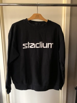 Hoodie utan luva - En svart hoodie utan luva från stadium i storlek M. Helt oanvänd då jag glömde bort att jag hade den och nu är den för liten. Djur i hemmet.