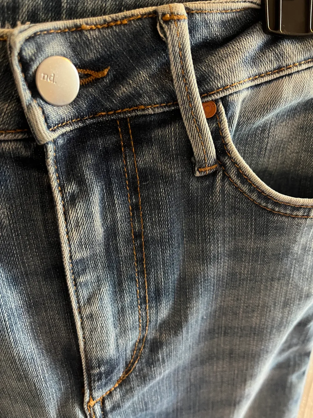 Blå jeans från Bikbok. Bra skick, använts ett par gånger. Ordinarie pris 600kr ny pris 200kr. Jeans & Byxor.
