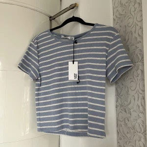 T-Shirt - Oanvänd kortare tshirt ifrån lager 157! Ordinarie pris 100kr, mitt pris 40kr🙌🏼 köparen står för frakt✨