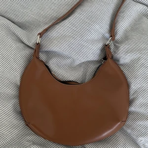 Brun axelväska - Axelväska från asos, endast använd 2 gånger! Kunden står för frakten utöver det angivna priset💕