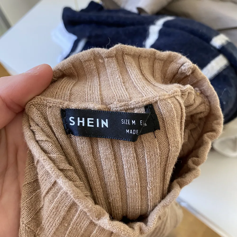 Säljer denna snygga croppade tröjvästen från Shein i strl M! Använd två gånger så i mycket bra skick!🌸. Toppar.