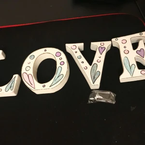 L O V E - Hand målade Bokstäver L O V E Dekoration 