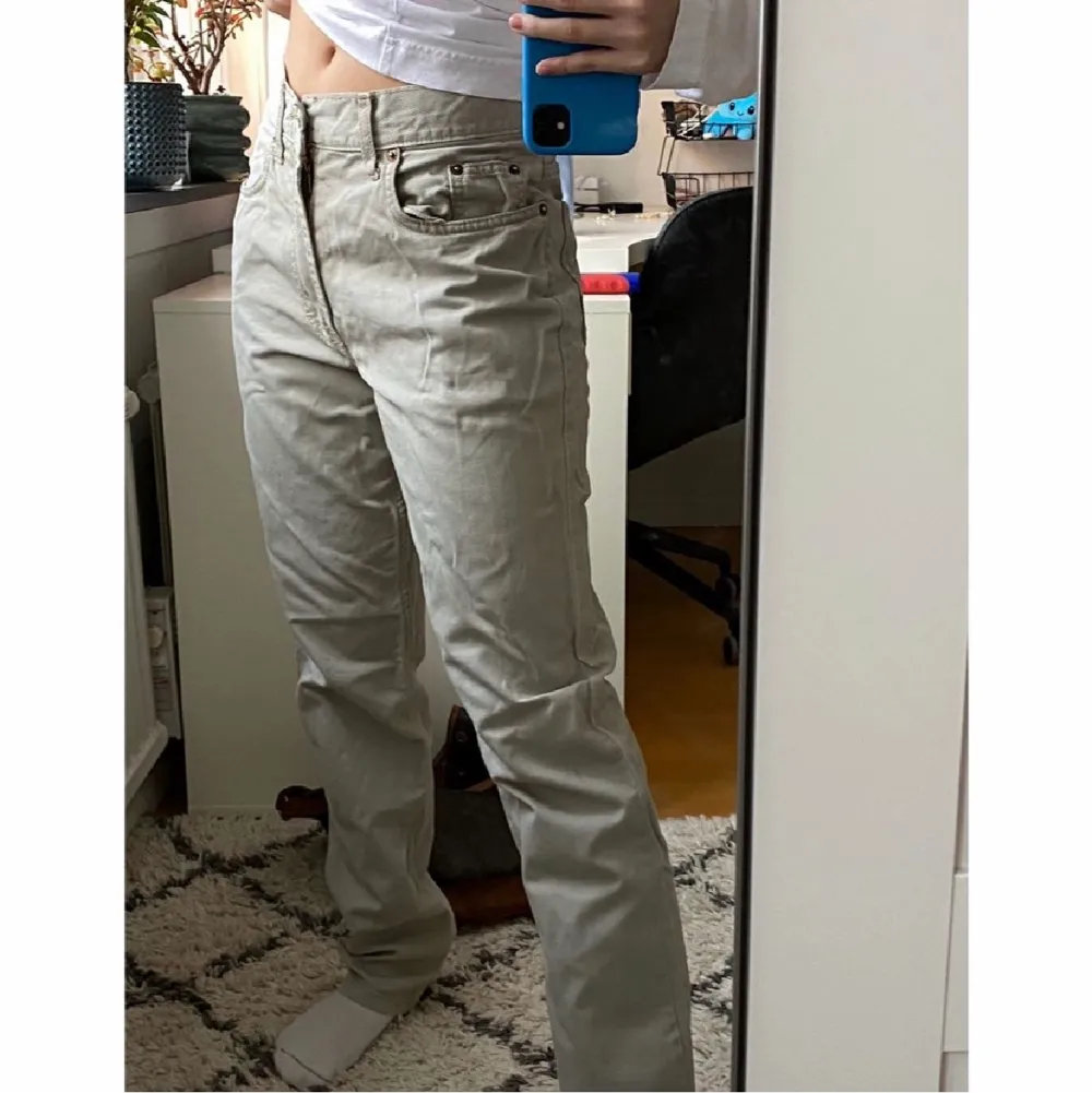 Har inte kommit till användning för de är lite för stora i midjan. Färgen är gråbeiga på jeansen. (Är 163 cm och brukar ha XS/S på jeans och byxor som referens). Jeans & Byxor.
