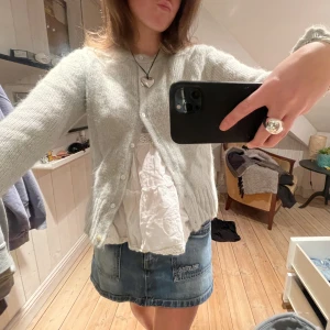 Kofta zara  - Säljer denna ursnygga kofta från zara, knappt använd! Den är 42% alpaca så väldigt varm å skön😊💯💓