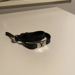 LV armband  - Säljer ett knappt använt lv armband, det är ett (doubbel braclet) se tredje bild.  Cond 9,5/10 
