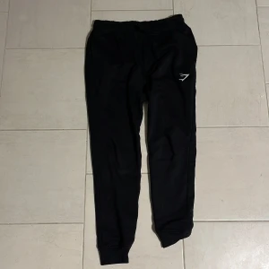 Gymshark sweatpants  - Köpte dessa svarta gymshark mjukisbyxorna från gymshark för ca en månad sedan. Testade dem omedelbart men tyvärr var de för små. Dessa är i storlek xs.
