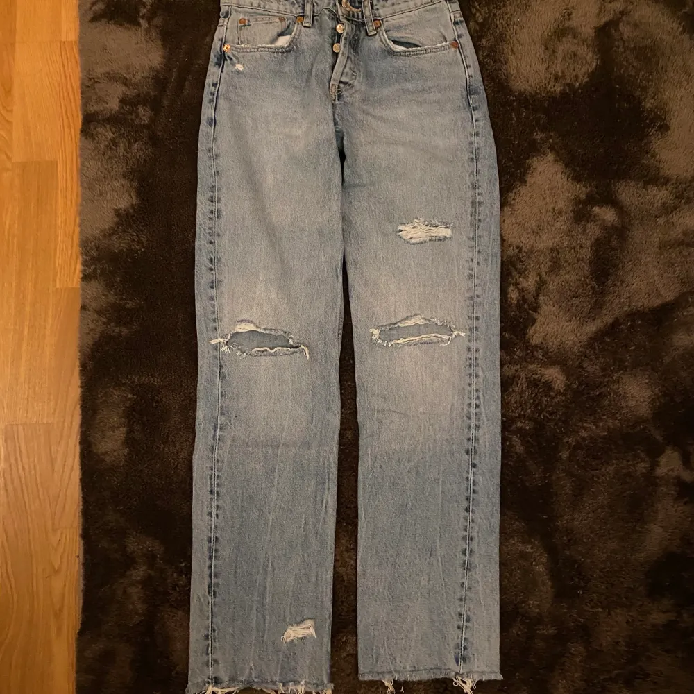 Blå raka jeans mid waist med slitningar från zara. Passar mig bra i längden som är 160 cm. Köperen står för frakten🤍. Jeans & Byxor.