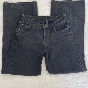Ray Low Rise Weekday jeans - Super fina low rise jeans i bra skick som tyvärr inte kommer till användning längre 💙 Ordenariepris 500kr, de går inte att få tag på längre 🌸Frakt får ni stå för själva💙