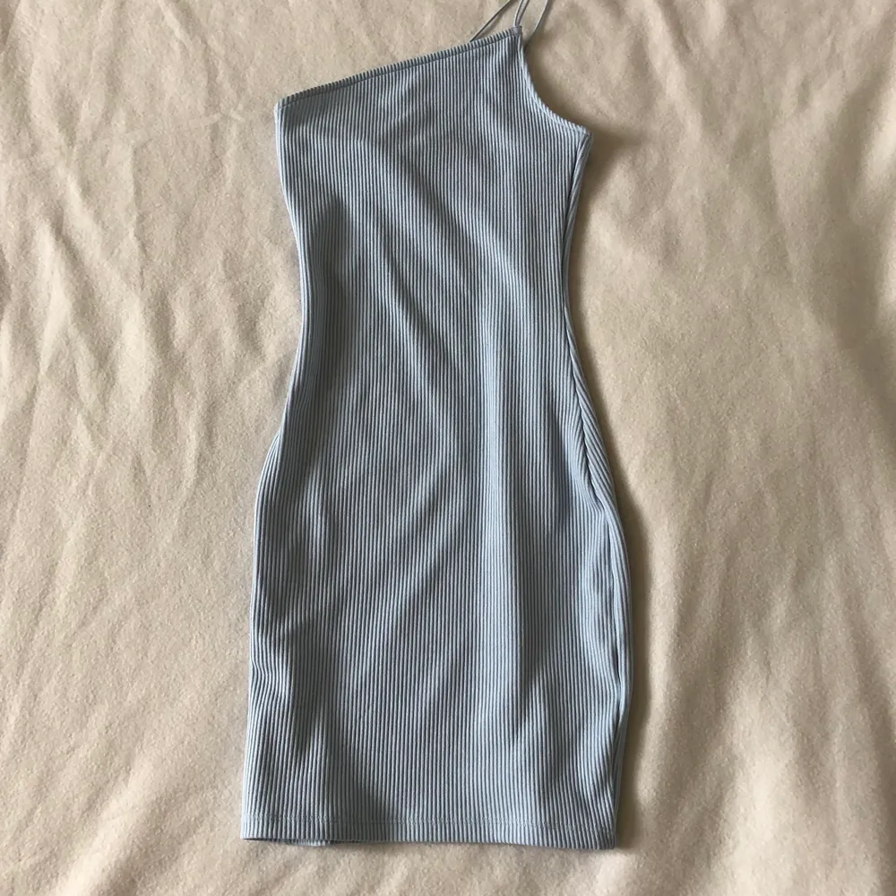 blå tajt klänning från H&M. Har aldirg använt o prislapp finns kvar❤️ säljer den för den var för liten. Är i bra skick . Klänningar.