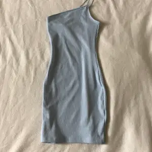 blå tajt klänning från H&M. Har aldirg använt o prislapp finns kvar❤️ säljer den för den var för liten. Är i bra skick 