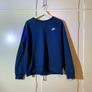 Nike Sweatshirt i väldigt bra skick - Tjena, säljer en Nike Swetshirt som är i bra/ begagnat skick. Vid fler frågor eller om du undrar över något är det bara att kontakta mig! (Du står för frakten)