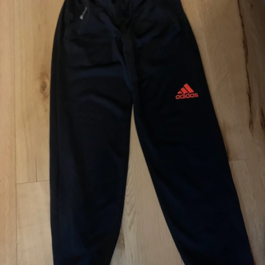 Jättefina Adidasbyxor  - 90