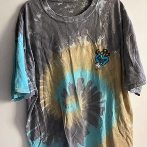 Tie dye tshirt - urban outfitters tie dye tshirt med coolt tryck framme och baktill ⭐️🌐⭐️