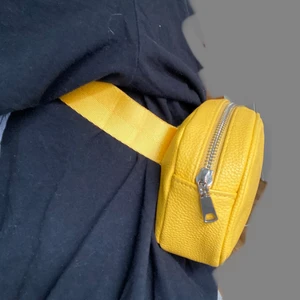 gul midjeväska - bra skick, sitter bekvämt, anpassningsbar