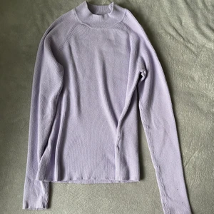 ljuslila ribbad halv-turtleneck - varmt och skönt material, knappt använd 