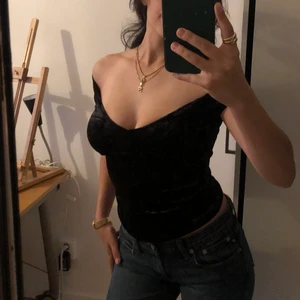 Off the shoulder svart fest topp - Bodycon velvet svart topp i väldigt bra skick