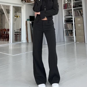 Randiga kostymbyxor  - Säljer dessa skit snygga lådmidjade kostymbyxorna från venderbys då de inte kommit till användning. Köpta för 500 å använda runt 3 gånger!🫶🏻🫶🏻 strl s eller 34/36