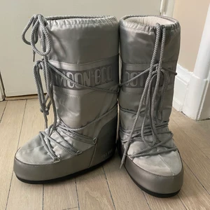 Silver Moonboots - Silvriga coola höga moonboots😍😍as najs nu när det börjar bli kallare! De är sparsamt använda och har inga defekter alls🫶🏼har vanligtvis 37 och de passar men sitter lite stort på❤️