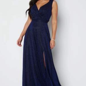 Mörkblå glittrig klänning från goddiva i storlek S. Använd 1 gång.  Nypris: 1099