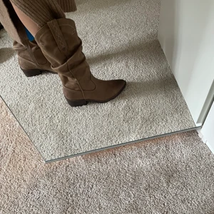 Cowboyboots  - Säljer ett par nya cowboyboots, då jag beställde i en för stor storlek! Dem är lite stora i storleken 