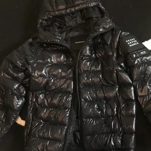 Peak performance jacka - Peak performance vinterjacka i herrstorlek S som passar mig som är 167 cm stl S/M. Köpte den av en på plick och använt den en vinter men den är i fint skick. (Bilderna är lånade från föra ägaren men kan fixa nya) 