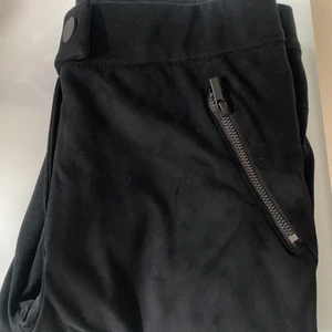 Only byxor - Fina helt nya mocka/sammets imitation byxa från Only. Strl S men mer som en XS(25/26/30