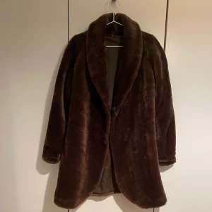 Pälsjacka - Brun Pälsjacka 🍂 Väldigt fint skick 🍁 Passar flera storlekar baserad på hur man vill att den ska passa ☺️
