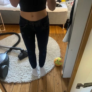 Lågmidjade jeans  - Säljer jeansen för jag inte hittar den stilen. Budgivning startar på 100 kr. De är i storlek 34. Jag är ungefär 1,60 och på bilden ser du hur de sitter. Byxorna är oanvända och i ett bra skick. Skriv privat om du är intresserad eller har några funderingar