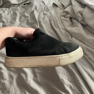 Eytys - Säljer mina eytys som jag köpte förra året. Kommer tyvärr inte till använding längre. I bra skick förutom det på sista bilden därav priset och sulan som är smutsig men går att tvätta bort :) 