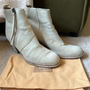 Acne pistol  - Acne pistol boots i mocka i en grå/vit färg. Storlek 41. Knappt använda. 