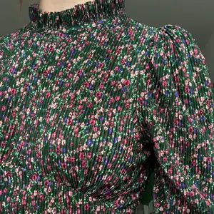 Fin klänning från ASOS Design som endast använts en gång. Ribbad tunt grönt tyg. Kan skicka fler bilder på detaljer osv.