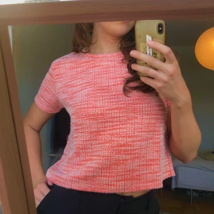 Röd-vit tröja  - Säljer denna röd-vita tröjan i mysigt typ frotté-ish material från Zara🥰 Passar S/M