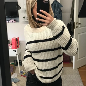 Stickad tröja - Randig stickad tröja! Så söt men kommer ej till användning💓 jättemysig material men vet tyvärr inte vart den är ifrån ❤️