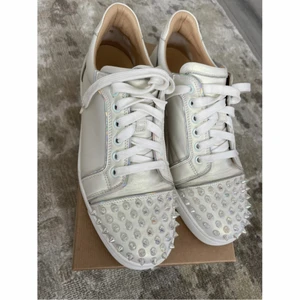 Christian Louboutin skor i storlek 40  - Intressekoll på mina superfina, vita Louboutin skor. Köptes på vestiare collective för någon månad sen, och då var dem helt nya. Sedan har jag själv använt dem! Allt till skorna kommer med+äkthetsbevis från vestiare. (Tappat 1 nit) 