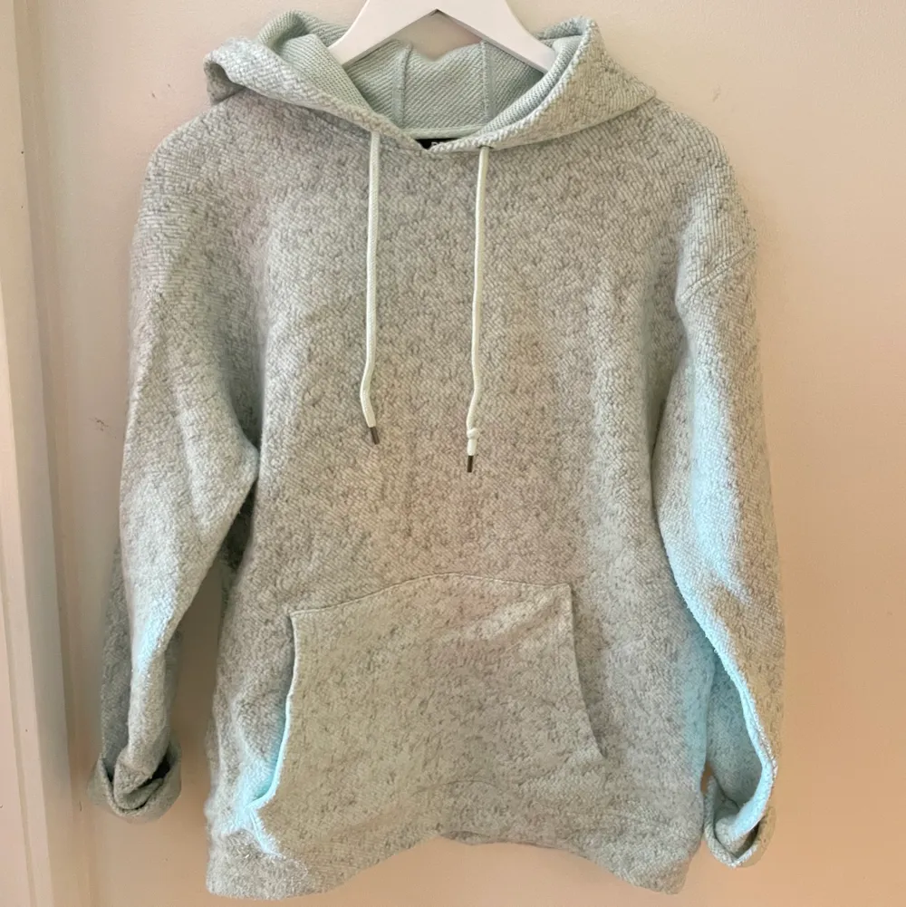 Hoodie från Urban Outfitters. Knappt använd. Hoodien är en storlek S, jag är storlek M och den passar mig också. 97% Bomull 3% Polyester. Tröjor & Koftor.