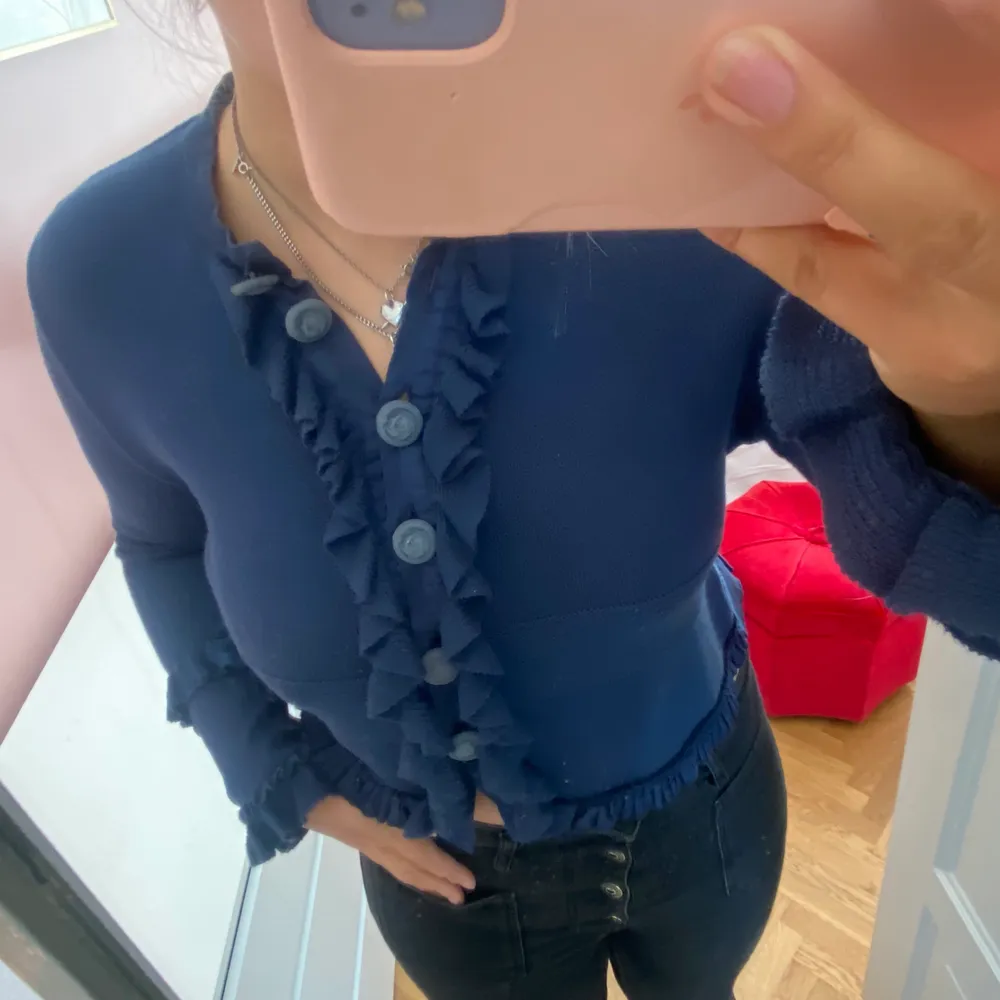 En så fin tjockare blus tröja som ja fått av min mamma från Paris! Den är så söt att ha till ett par kostymbyxor om man vill klä upp sig lite och är så fin med volangerna vid knapparna och på armarna ❤️❤️❤️❤️älskar denna tröja! . Blusar.