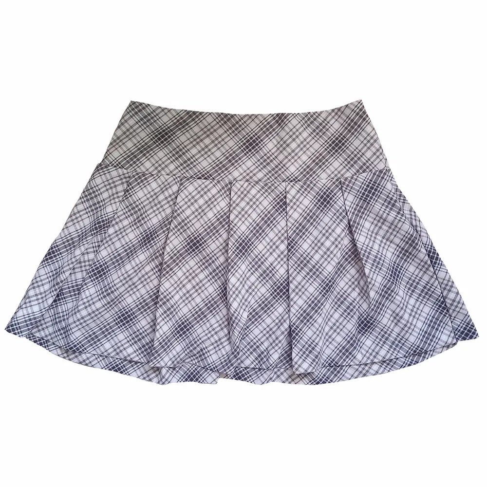 en grå, vit och ljusrosa rutig kort-kjol från h&m! aldrig använd 💖. Kjolar.