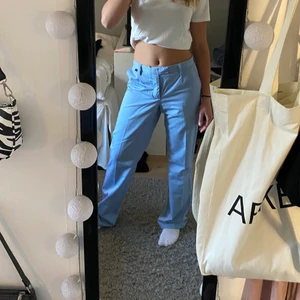 Kostymbyxor - Ljusblåa baggy kostymbyxor! 