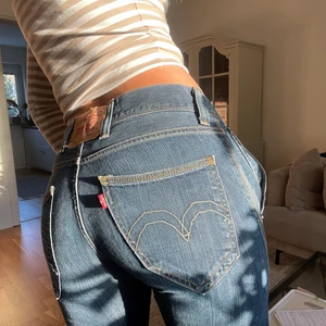 Low waist jeans Levis vintage - Ett par low waist jeans från Levis köpta vintage i storleken 30! Sitter perfekt på mig som är 169💕