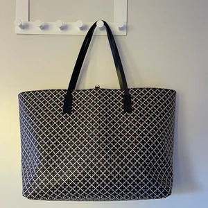 Malene Birger väska - Malene Birger väska, nyskick! Stor och rymlig väska med ett inner fack. Tål regn. Dust bag ingår.  Orginal pris 2800kr